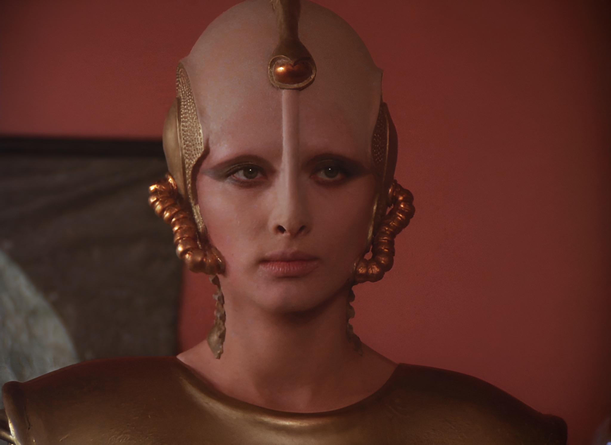 DHF2025-popratni-zfpredstavlja-Uz_tekst